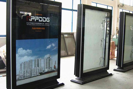 路边站牌灯箱广告