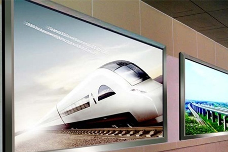 地铁站灯箱广告